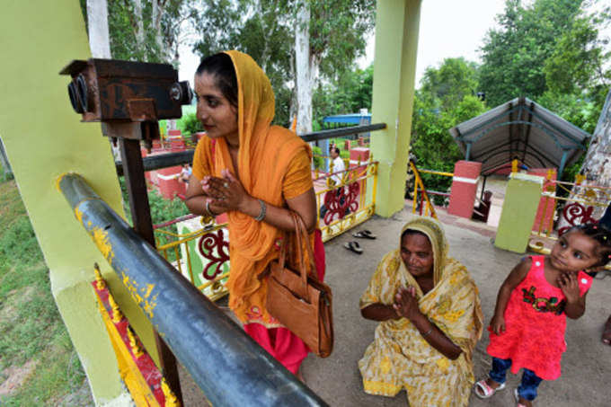 दूरबीन से गुरुद्वारा का दर्शन करते रहे हैं श्रद्धालु