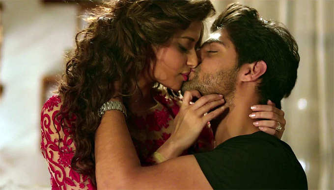 Tanuj-Virwani-and-Nyra-Banerjee-in-an-intimate-scene-from-One-Night-Stand-movie