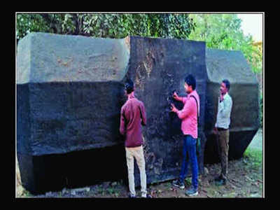 प्रयागराजः यूनिवर्सिटी के छात्रों ने बनाया 3,500 किलो का हथौड़ा, 21 फीट लंबाई