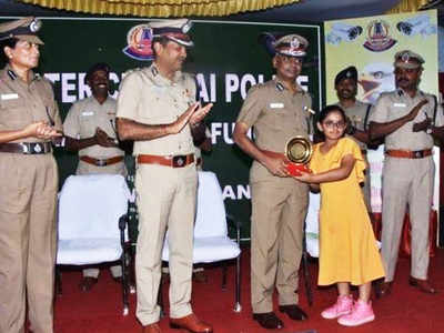 Chennai Police: ரூ1.5 லட்சம் சேர்த்து வைத்து போலீசிற்கு நன்கொடை அளித்த 9 வயது சிறுமி...!