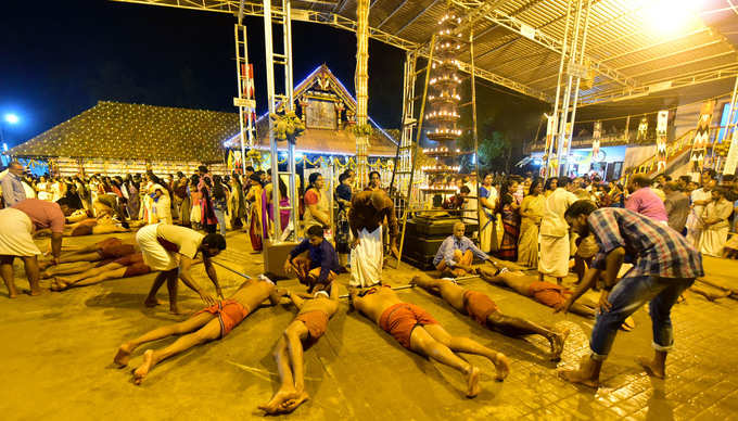 ​മഹാ ശിവ ക്ഷേത്രത്തിൽ ശിവരാത്രി ഉത്സവത്തോടനുബന്ധിച്ച് നടന്ന ശയന​പ്രദക്ഷിണത്തിൽ നിന്ന്​