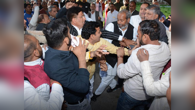 देहरादूनः बीजेपी नेताओं के जूतमपैजार के बाद कांग्रेस कार्यकर्ताओं में घमासान, सांसद के सामने मारपीट