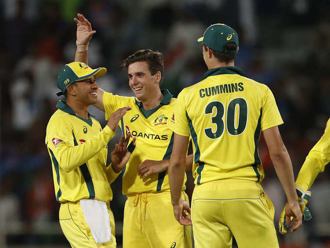 ऑस्ट्रेलिया के लिए 3 गेंदबाजों ने 3-3 विकेट लिए।
