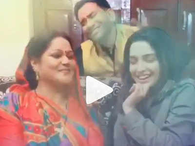 आम्रपाली दुबे ने शादी के लिए निरहुआ की मां को लगाया मक्खन, Video Viral
