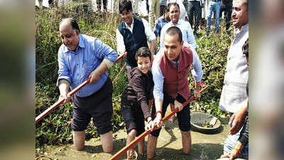 ...जब नदी की सफाई के लिए 11 साल के बेटे संग खुद उतरे डीएम