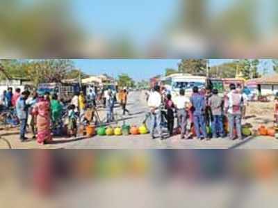 ಕುಡಿಯುವ ನೀರಿಗಾಗಿ ರಸ್ತೆ ತಡೆದು ಪ್ರತಿಭಟನೆ