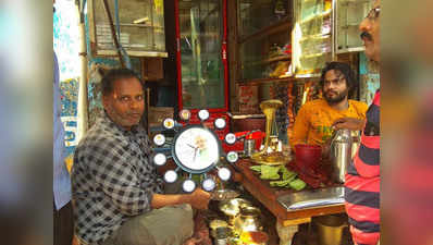 वाराणसी: बीजेपी कार्यकर्ताओं ने बांटी मोदी घड़ी