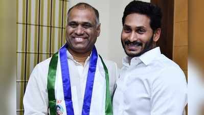 వైసీపీ కండువా కప్పుకున్న పీవీపీ, తోట నరసింహం 