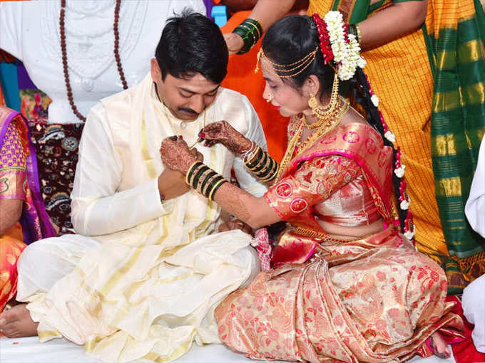 Grooms tied mangalsutra around each others neck in karnataka