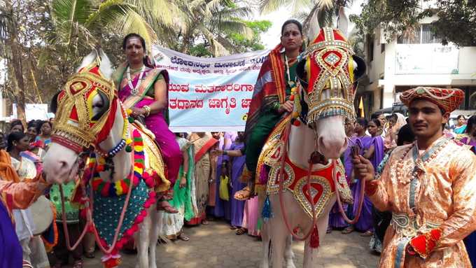 ಕುದುರೆ ಮೇಲೆ ಕುಳಿತು ಮಹಿಳೆಯರಿಂದ ಮತದಾರ ಜಾಥಾ