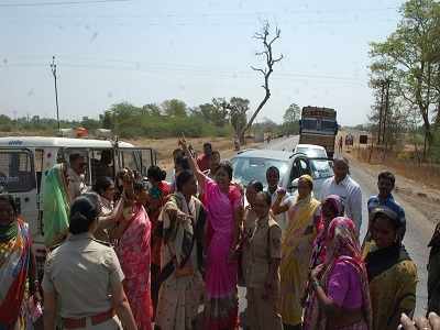 धरणातून पाणी सोडण्यासाठी जलसमाधीचा प्रयत्न