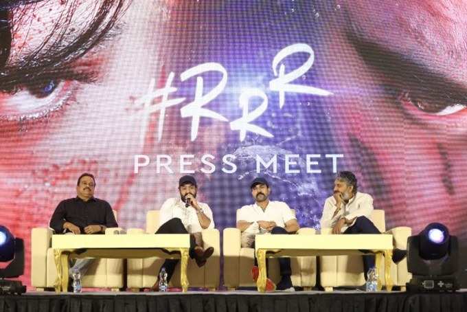 RRR ప్రెస్‌మీట్ ఫొటోస్: రామ్ చరణ్, తారక్ ఒకే ఫ్రేమ్‌లో