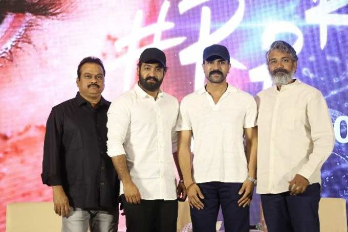 RRR ప్రెస్‌మీట్ ఫొటోస్: రామ్ చరణ్, తారక్ ఒకే ఫ్రేమ్‌లో