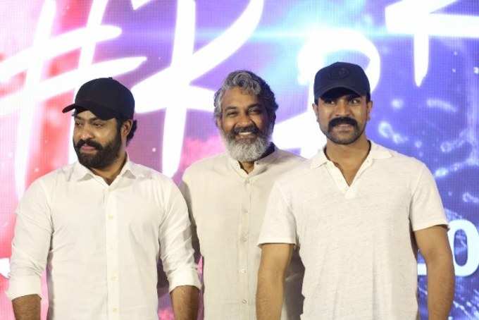 RRR ప్రెస్‌మీట్ ఫొటోస్: రామ్ చరణ్, తారక్ ఒకే ఫ్రేమ్‌లో