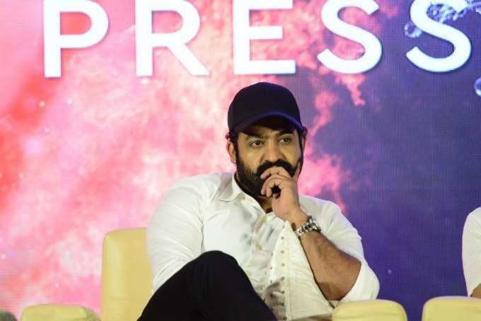 RRR ప్రెస్‌మీట్ ఫొటోస్: రామ్ చరణ్, తారక్ ఒకే ఫ్రేమ్‌లో 