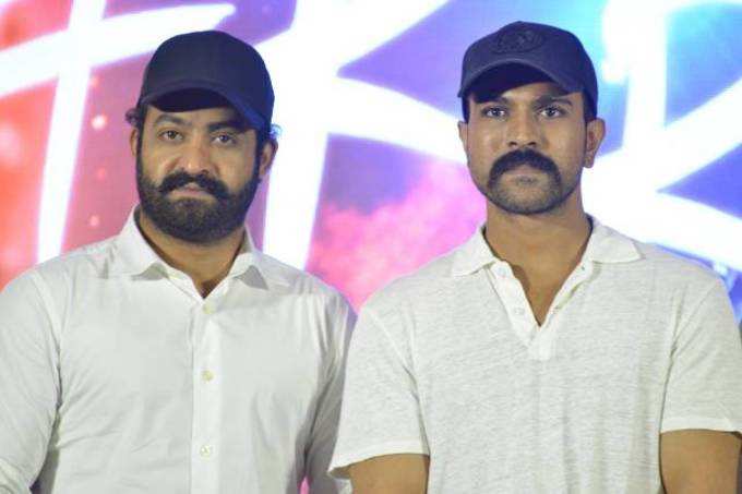 RRR ప్రెస్‌మీట్ ఫొటోస్: రామ్ చరణ్, తారక్ ఒకే ఫ్రేమ్‌లో 