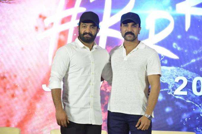 RRR ప్రెస్‌మీట్ ఫొటోస్: రామ్ చరణ్, తారక్ ఒకే ఫ్రేమ్‌లో 