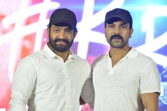 RRR ప్రెస్‌మీట్ ఫొటోస్: రామ్ చరణ్, తారక్ ఒకే ఫ్రేమ్‌లో 