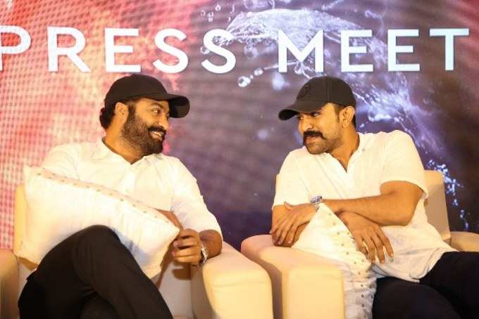 RRR ప్రెస్‌మీట్ ఫొటోస్: రామ్ చరణ్, తారక్ ఒకే ఫ్రేమ్‌లో 