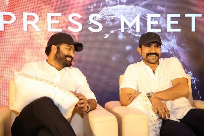 RRR ప్రెస్‌మీట్ ఫొటోస్: రామ్ చరణ్, తారక్ ఒకే ఫ్రేమ్‌లో 