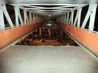 Mumbai: மும்பை ரயில் நிலையத்தில் நடைமேடை இடிந்து விழுந்ததில் 5 போ் பலி