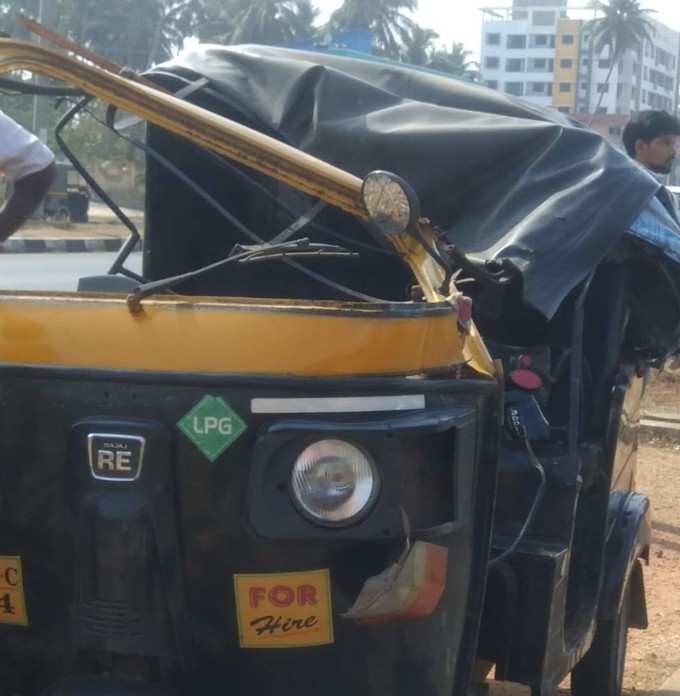 ಶಾಲಾ ಮಕ್ಕಳ ರಿಕ್ಷಾಕ್ಕೆ ಕಾರು ಡಿಕ್ಕಿ