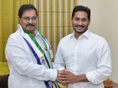 Adala Prabhakar Reddy: నిన్న టీడీపీకి ప్రచారం.. నేడు వైసీపీ కండువా!