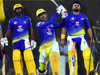 IPL 2019: CSK टीम से जुड़े धोनी, अभ्यास सत्र में लगा रहे थे लंबे-लंबे शॉट्स