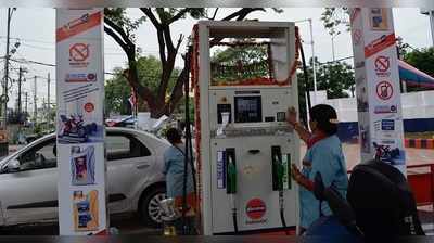 Today Petrol Price: పెట్రోల్ పరిగెడితే.. డీజిల్ దిగొచ్చింది