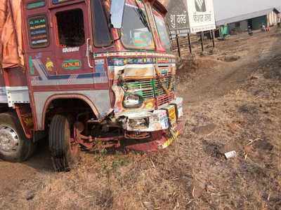 ट्रक-कार अपघातात चौघे ठार