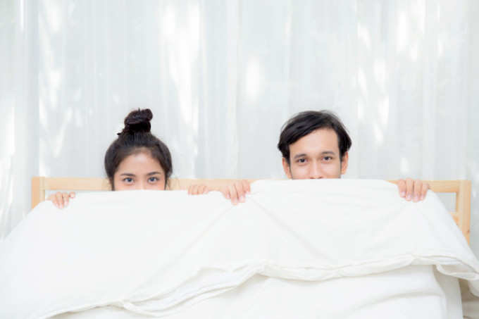 lovely-couple-sitting-bed_7192-1143