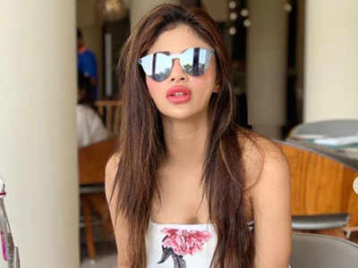 लिप सर्जरी की बात पर भड़कीं Mouni Roy