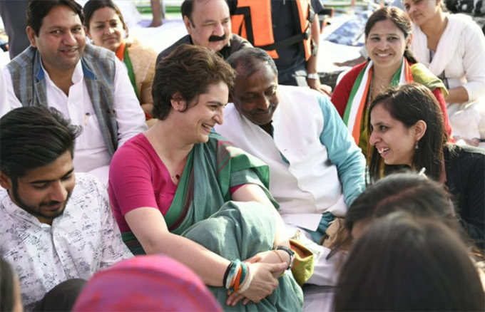 प्रयागराज में छात्राओं से मुलाकात के दौरान प्रियंका (फोटो यूपी कांग्रेस ट्विटर हैंडल)