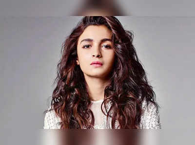 alia bhatt: आलियाची ड्रायव्हर-हेल्परला भेट; दिला ५० लाखांचा चेक