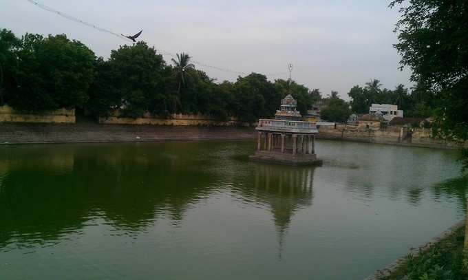 Tiruvidaimaruthur temple tank