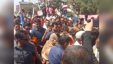 यूपीः सुरक्षा घेरा तोड़कर समर्थकों से मिलीं प्रियंका गांधी, लोगों से मिलाया हाथ