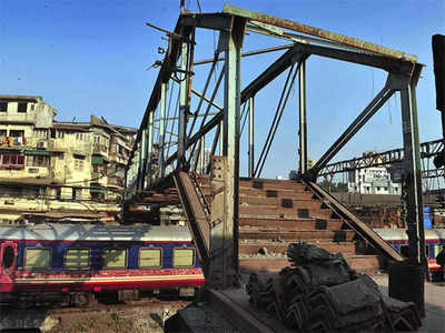मुंबई: सीएसटी हादसे के बाद दिखी तेजी, 30 अप्रैल तक 5 जर्जर फुटओवर ब्रिजों को ढहाएगा सेंट्रल रेलवे