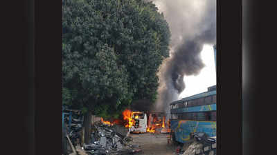 Pune Fire: पुण्यात २० ते २५ वाहने पेटली; आगीचे लोळ