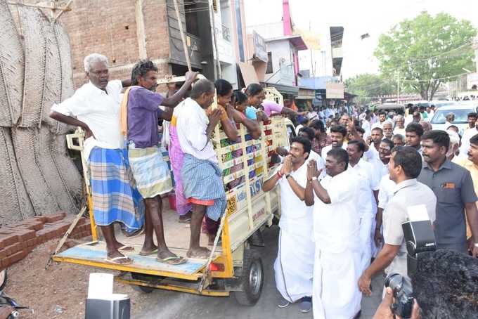 மகனுக்காக மதுரை சோழந்தானில் வாக்கு சேகரித்த ஓ.பி.எஸ்