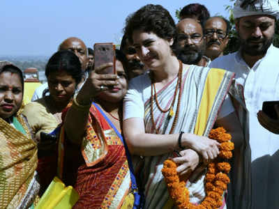 Priyanka Gandhi: प्रियांकांनी वाराणसीत दिल्या जय हिंदच्या घोषणा