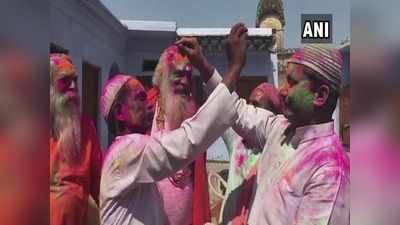 अवध की होली: बाबरी के मुद्दई ने मंदिर के याचिकाकर्ता को लगाया रंग