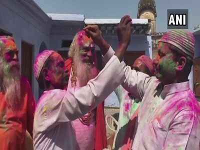 अवध की होली: बाबरी के मुद्दई ने मंदिर के याचिकाकर्ता को लगाया रंग