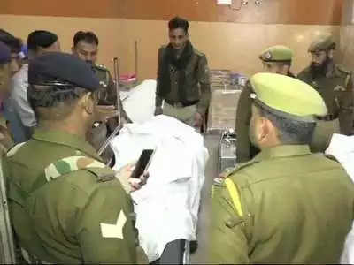 CRPF personnel killed: काश्मीर: सहकाऱ्यानं गोळ्या झाडल्या, ३ सीआरपीएफ जवान ठार