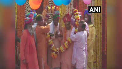 गोरखपुर में योगी तो मथुरा में भक्तों ने बांके बिहारी संग खेली होली