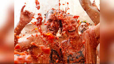 Tomatoes Holi Festival:  தக்காளி, ஆரஞ்சு பழம் என கலைகட்டிய ஹோலி...!- கலர்புல் புகைப்படங்கள்