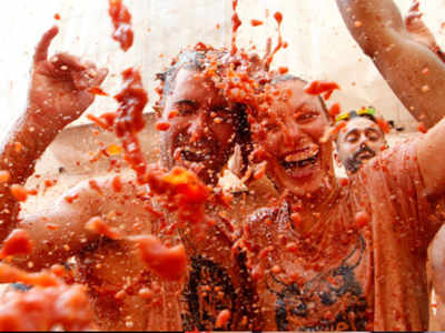 Tomatoes Holi Festival:  தக்காளி, ஆரஞ்சு பழம் என கலைகட்டிய ஹோலி...!- கலர்புல் புகைப்படங்கள்