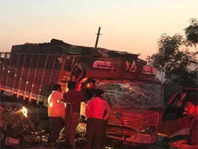 accident : क्रूझरला कंटेनरची धडक; ९ ठार, ५ जखमी