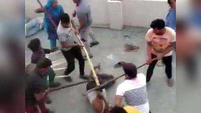पाकिस्तान चले जाओ कहकर घर में घुसे बदमाश, 1 घंटे तक लाठियों से पीटा