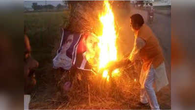 होलिका दहन में मायावती-अखिलेश यादव की तस्वीरें जलाने वाले बीजेपी नेता के खिलाफ केस दर्ज