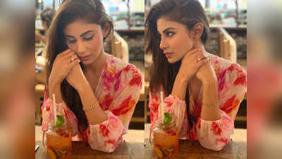 हॉट फ्लोरल ड्रेस में गजब दिख रही हैं ऐक्ट्रेस Mouni Roy